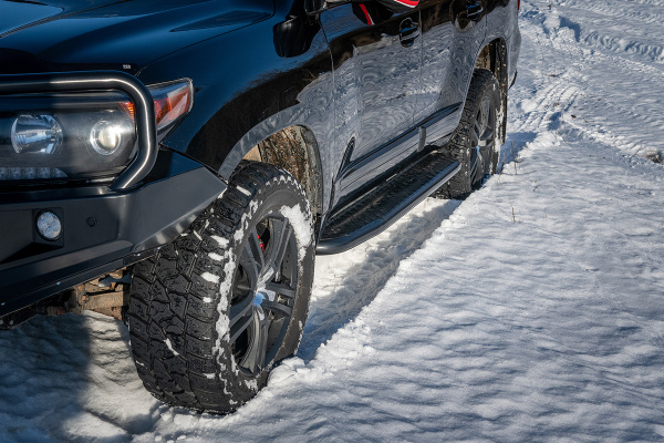 Пороги РИФ силовые Toyota Land Cruiser 200 черные накладки и болты, на а/м без гидроподвески