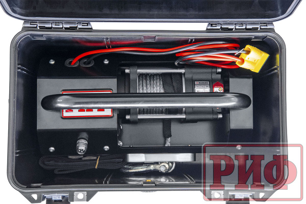 Лебёдка переносная РИФ 3500ASR c малой площадкой и проводами, синтетический трос (в защитном кейсе) Лебёдка переносная РИФ 3500ASR c малой площадкой и проводами, синтетический трос (в защитном кейсе)