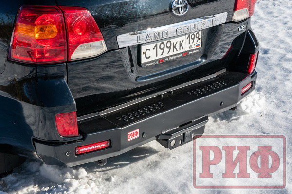 Бампер РИФ силовой задний Toyota Land Cruiser 200 2012-2015 с квадратом под фаркоп и фонарями, стандарт