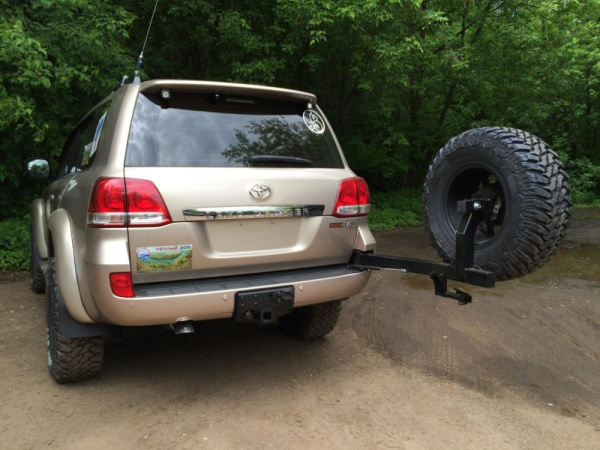 Калитка РИФ с фаркопом в штатный задний бампер Toyota Land Cruiser 200 2008-2015 под штатное колесо