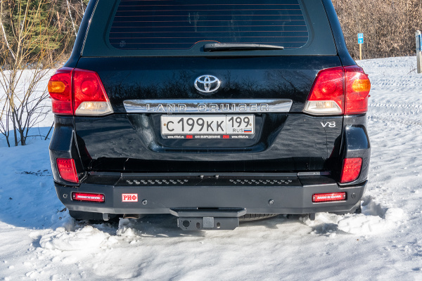 Бампер РИФ силовой задний Toyota Land Cruiser 200 2012-2015 с квадратом под фаркоп и фонарями, стандарт