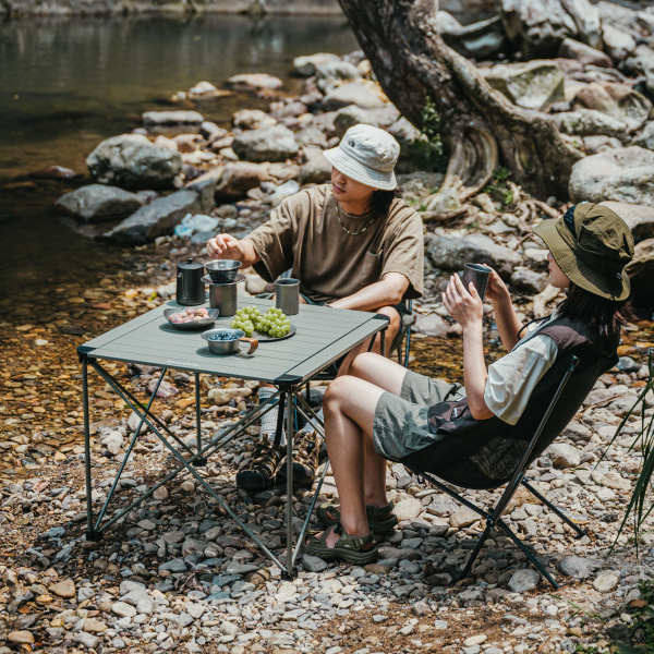 1 Стол туристический Naturehike Yamami L03 алюминиевый, 52,5х52,5х42 см, складной, титаниум