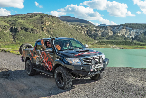 Бампер РИФ силовой передний Toyota Hilux 2012-2014 с доп. фарами и защитой бачка омывателя, на рестайлинг